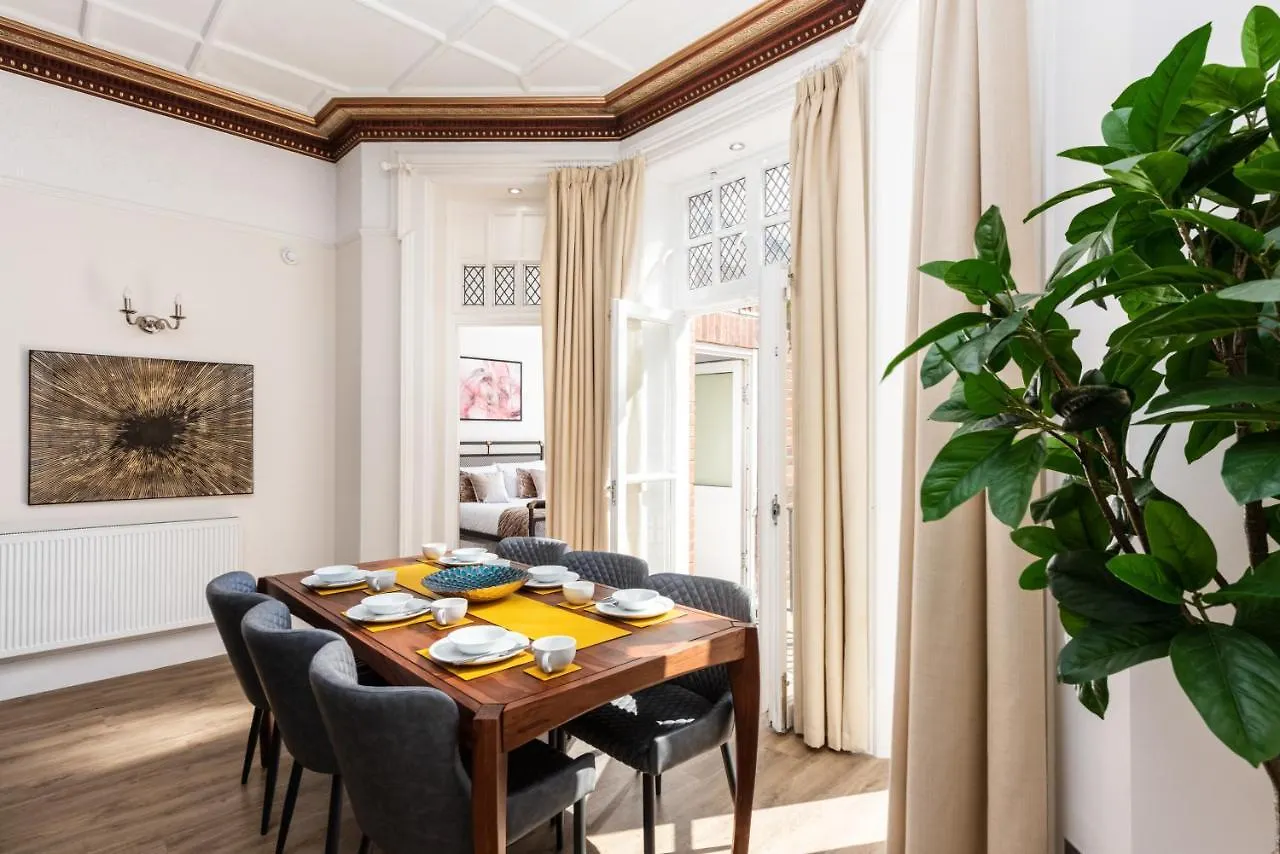 3 Bedroom Garden Apartment Opposite The Beach Brighton 0*,  Birleşik Krallık