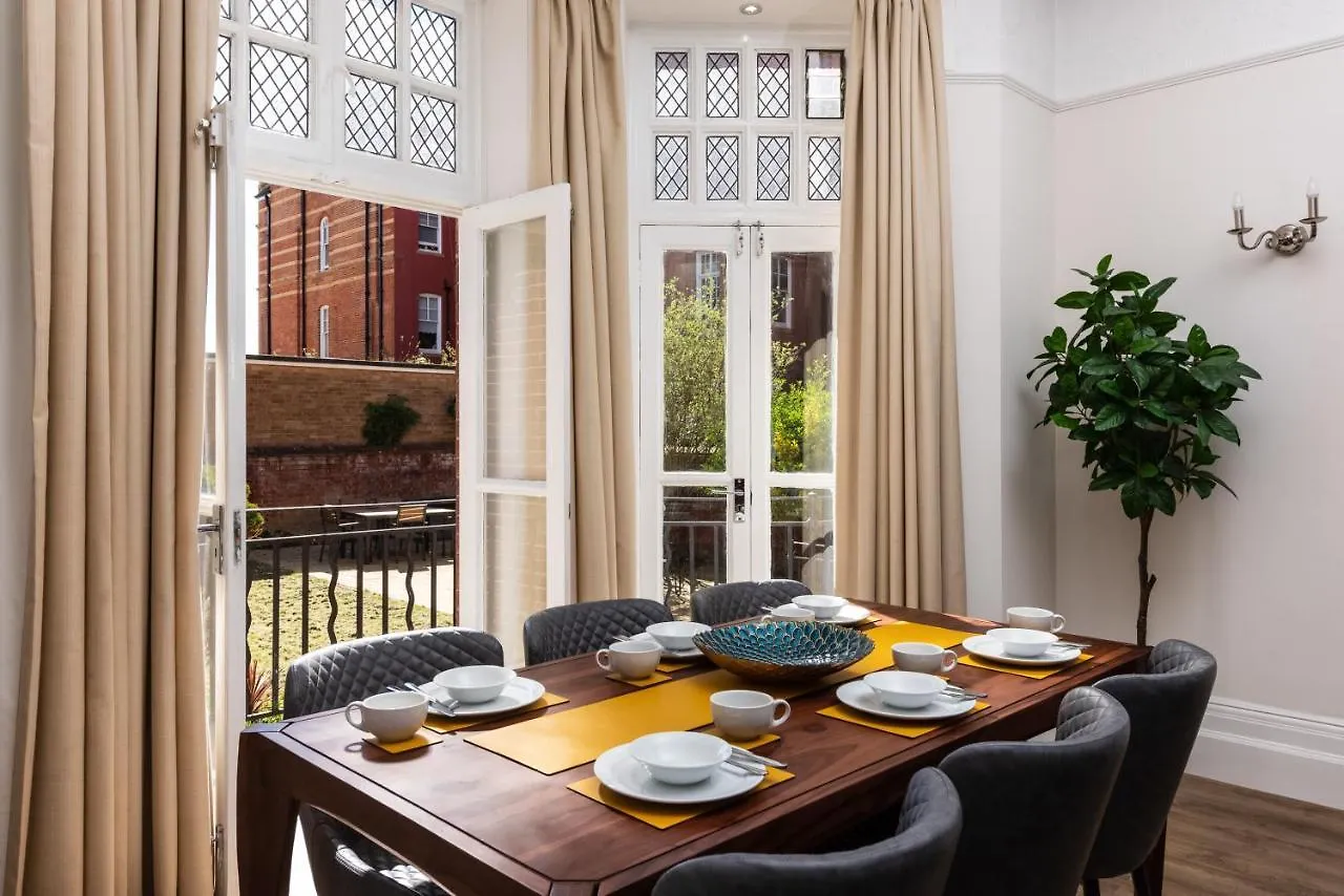 3 Bedroom Garden Apartment Opposite The Beach Brighton