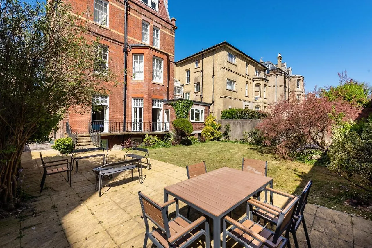 3 Bedroom Garden Apartment Opposite The Beach Hove 0*,  Großbritannien